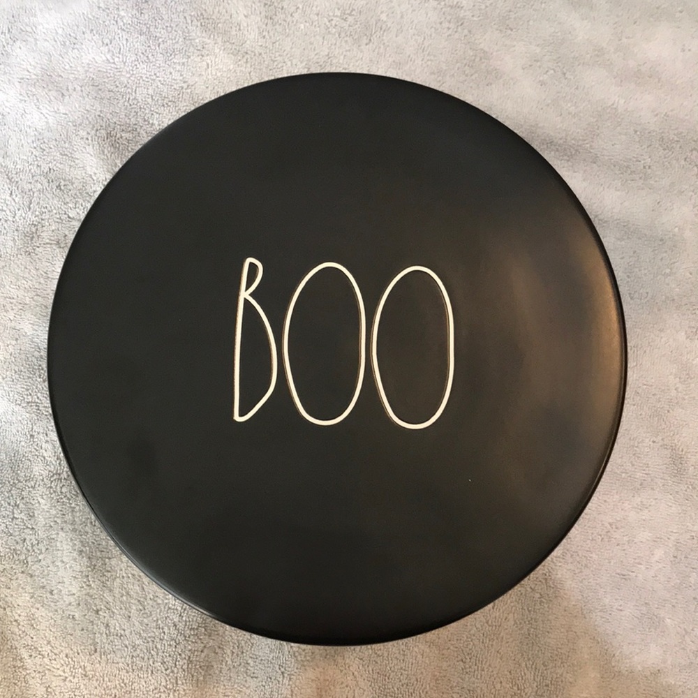 Rae Dunn cake stand. 👻